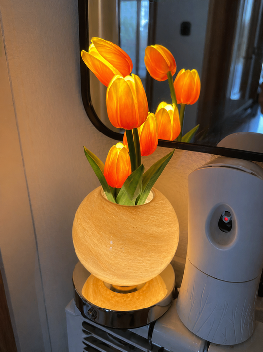 Tulight en Los Ángeles: Lámpara de Tulipanes Giratoria 360° para Decorar tu Hogar